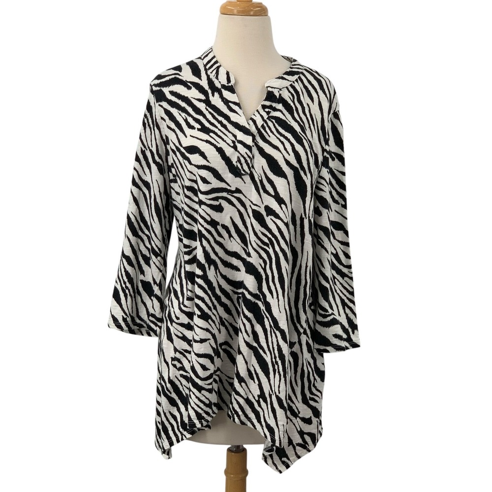 CHICO'S Womens Tunic Top Zebra Print 3/4 Sleeve V-Neck Sharkbite Hem Size 2 /L